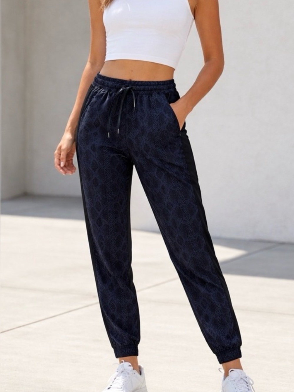 Athleta Brooklyn Jogger Pants Size 6 Snakeskin Print Lightweight Travel Active